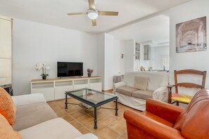 TV - Entire House for 8 Andalusian Patio Lorquian Route Near Granada (Valderrubio)