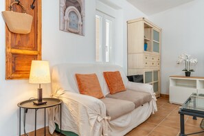 TV - Casa Mercedes in the Vega de Granada with private terrace, private garden, and balcony (Valderrubio)