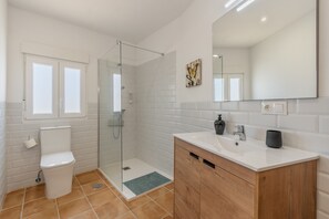 Douche, sèche-cheveux, serviettes fournies