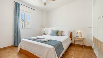 4 bedrooms, iron/ironing board, bed sheets