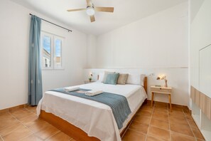 4 habitaciones, tabla de planchar con plancha y ropa de cama