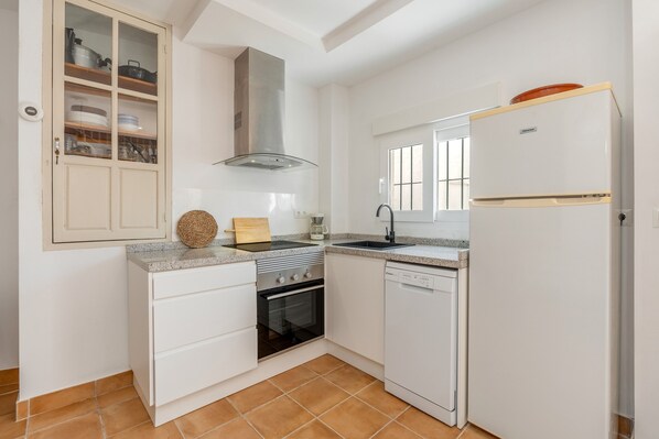 Fridge, oven, stovetop, dishwasher