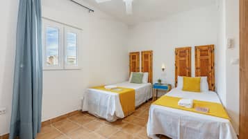 4 bedrooms, iron/ironing board, WiFi, bed sheets