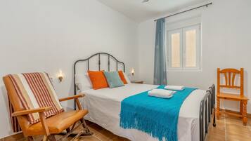 4 bedrooms, iron/ironing board, WiFi, bed sheets