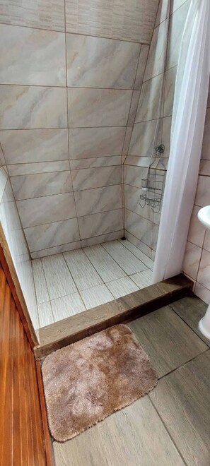 Regadera, toallas, jabón, papel de baño 