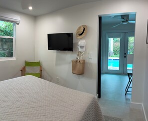 1 bedroom, iron/ironing board, free WiFi, bed sheets - Luxe Hideaway with Pool & Garden (Delray Beach)