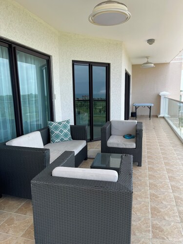 Large Oceanview 4 bedroom condo in beautiful Vista Mar - 10 mins from Coronado