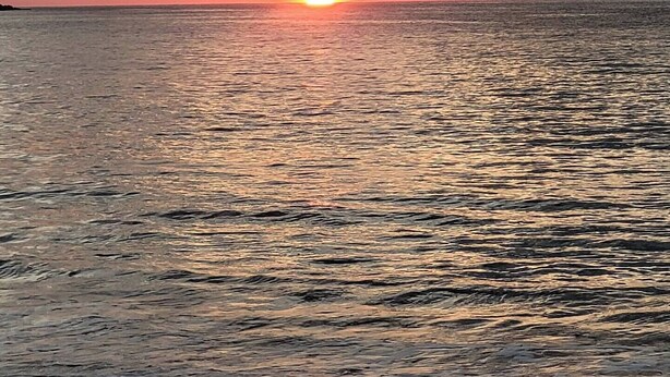 A sunset over the ocean with clouds in the sky. - Casita happy feet and tours corcovado - bedroom #6 (Drake Bay)