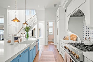 House (5 Bedrooms) | Interior