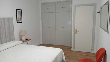 3 dormitorios, tabla de planchar con plancha, Internet y ropa de cama