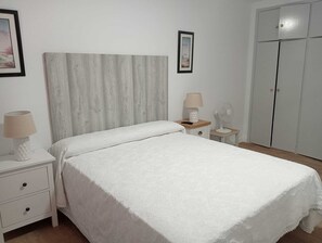Een strijkplank/strijkijzer, internet, beddengoed
