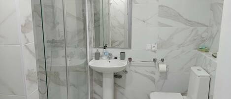 Hiustenkuivaaja, pyyhkeet, saippua, vessapaperi