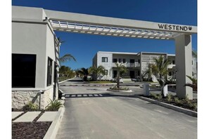 L'ingresso di un edificio moderno con un cartello che riporta la scritta "WESTEND".