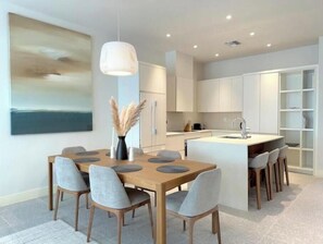 Dining - New luxury 3bd - Gated - Pool Beach and Gym access - Quiet area - Up to 6 people (Nassau)