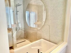 Dusche, Haartrockner, Handtücher, Seife