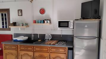 Kylskåp, mikrovågsugn, ugn och spishäll