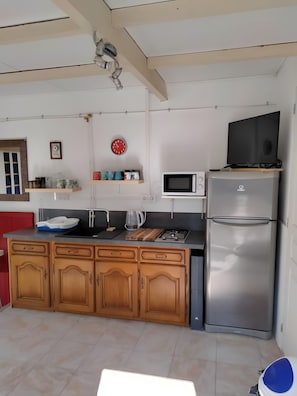 Réfrigérateur, micro-ondes, four, plaque de cuisson