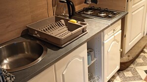 Una cucina con lavello, fornelli e pensili.