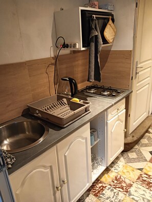 Fridge, microwave, oven, stovetop - Small House in Saumur (Saumur)