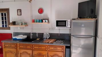 Een koelkast, een microgolfoven, een oven, een kookplaat