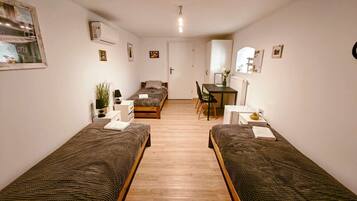 1 bedroom, desk, WiFi