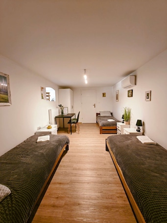 1 bedroom, desk, WiFi. Double rooms - r no.4