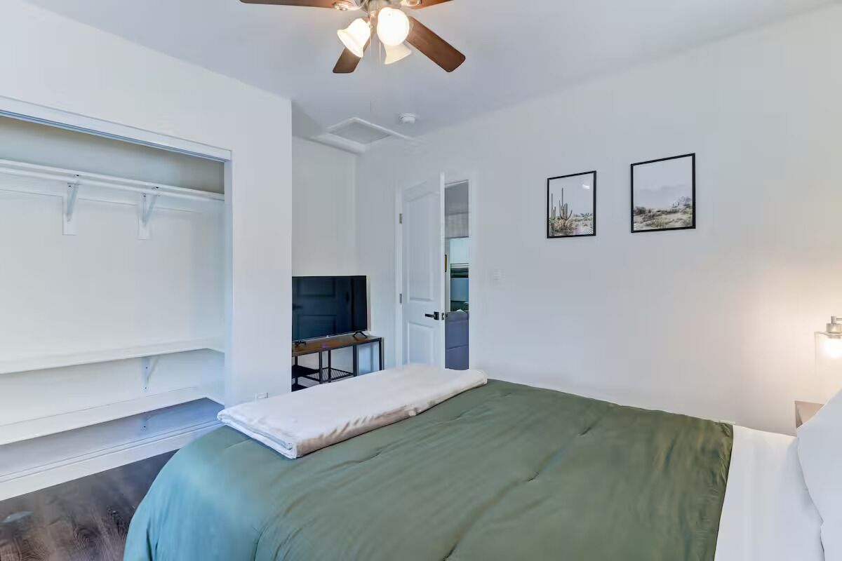 3 bedrooms, in-room safe, iron/ironing board, travel cot