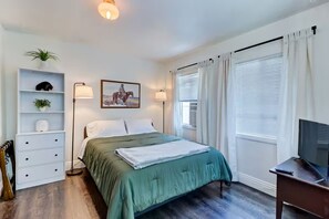 3 bedrooms, in-room safe, iron/ironing board, travel crib