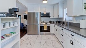 Private kitchen - Newly Renovated 3-bedroom home in Long Beach (Long Beach)