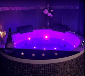 Indoor spa tub