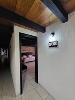 Escritorio, espacio para trabajar con laptop y cortinas blackout