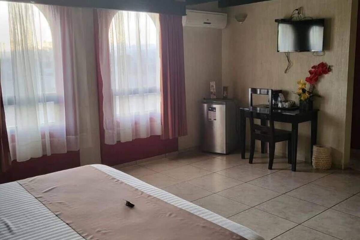 Comfort kamer, patio, uitzicht op stad | Een bureau, een laptopwerkplek, verduisterende gordijnen