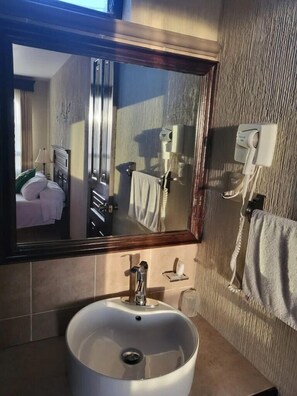 Chambre économique double, patio, vue sur la ville | Bureau, espace de travail pour ordinateurs portables