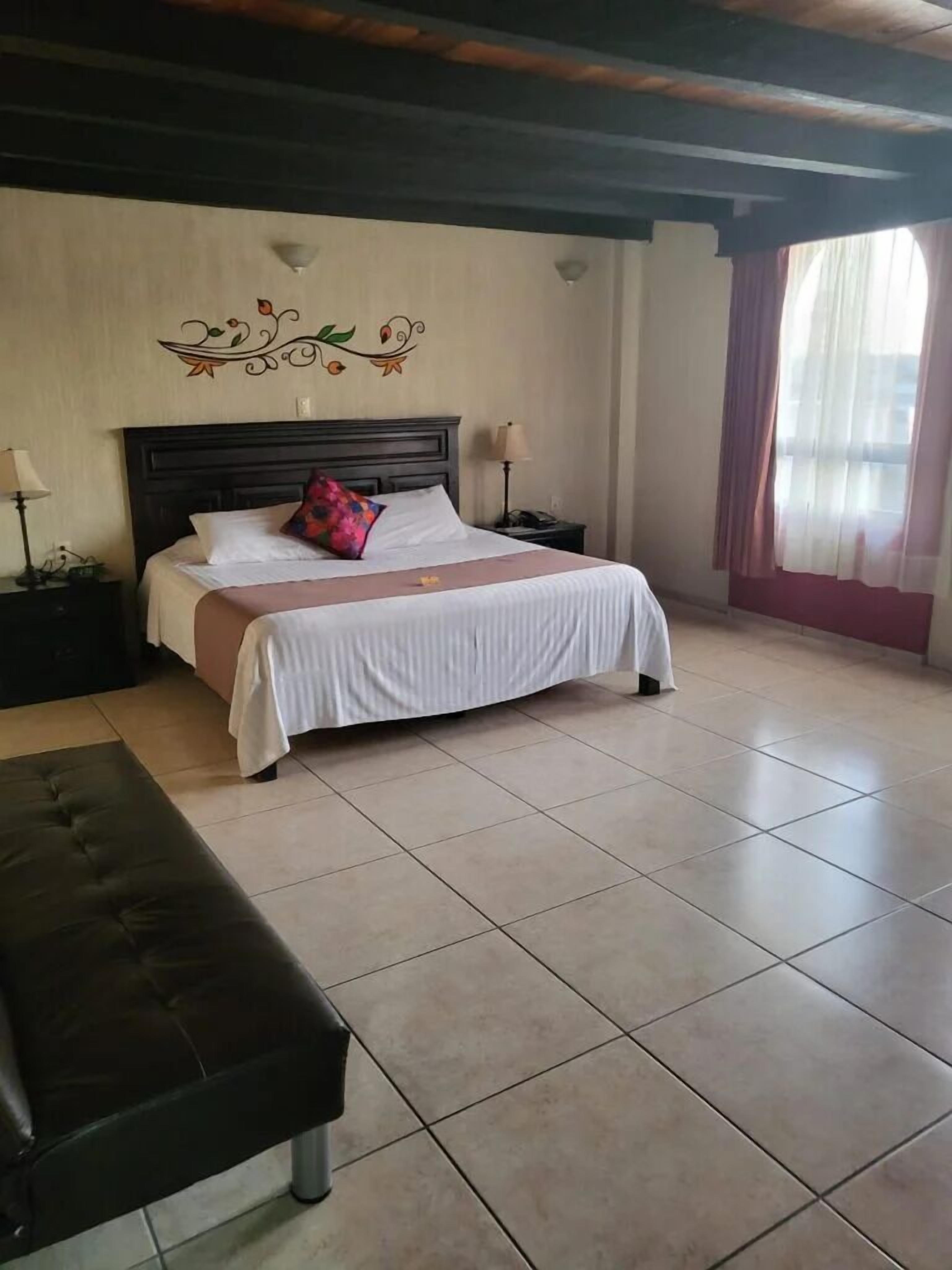 Habitación Confort, patio, vista a la ciudad | Escritorio, espacio para trabajar con laptop y cortinas blackout 