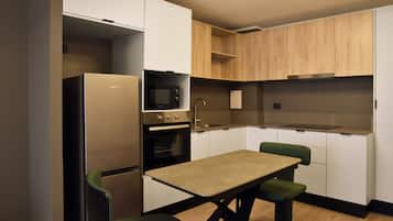 Departamento junior, balcón | Cocina privada | Refrigerador con congelador, microondas, horno y parrilla de estufa
