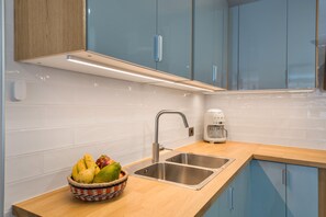 Kjøleskap, mikrobølgeovn, ovn og kokeplater