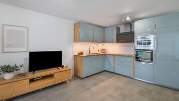 Een koelkast, een magnetron, een oven, een kookplaat