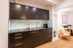 Frigorífico, microondas, horno y lavavajillas