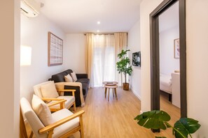 TV - E2IND1118 - Apartment near Sagrada Familia (Barcelona)