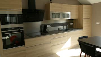 Frigorífico, microondas, horno y placa de cocina