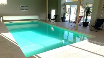 Una piscina cubierta, una piscina climatizada