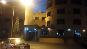 Fachada de la propiedad por la tarde o noche