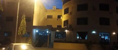 Voorkant accommodatie - avond/nacht