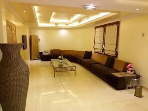 ห้องดีลักซ์, ระเบียง, วิวเมือง | บริเวณนั่งเล่น