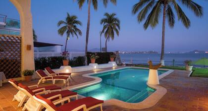 Fab Beachfront, 4-bedroom villa in Club Santiago, Manzanillo! CAD accepted!