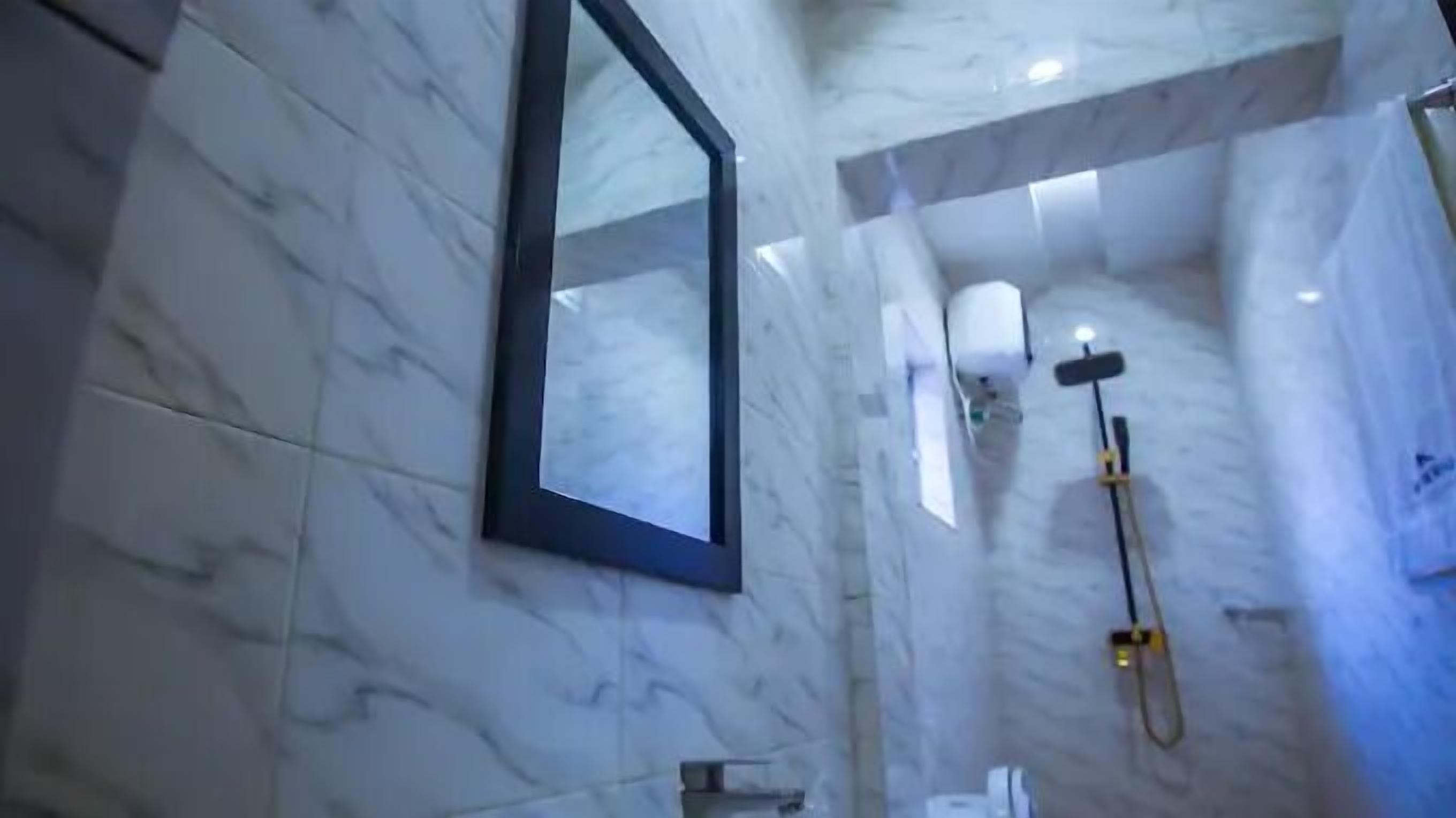 Deluxe Room, Balcony, City View | Bathroom