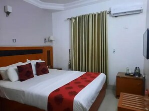 Desk, laptop workspace, blackout drapes, soundproofing - Milton Park Resorts  (Kano)