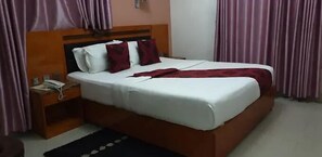 Desk, laptop workspace, blackout drapes, soundproofing - Milton Park Resorts  (Kano)