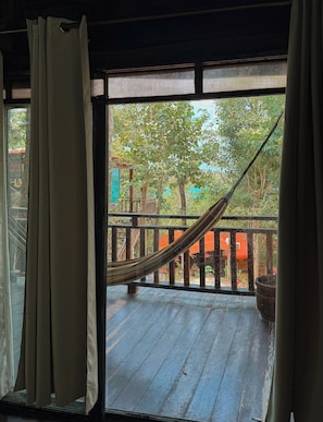 Cabin, partial lagoon view | Ausblick vom Zimmer