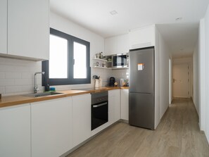 ثلاجة، ميكروويف، فرن، غسالة أطباق